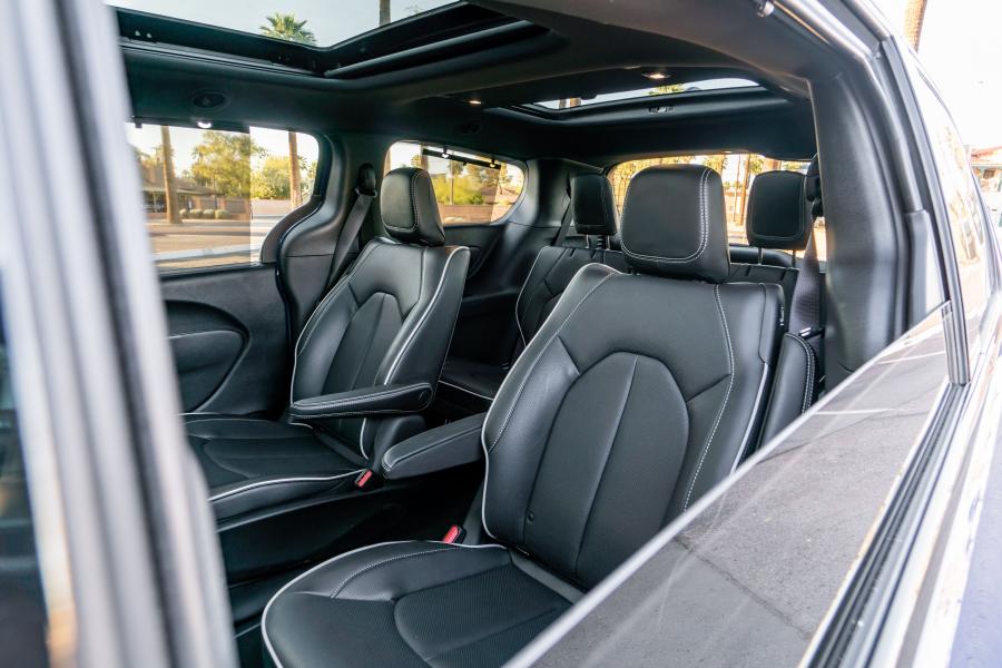 Интерьер Chrysler Pacifica Hybrid S Appearance Package (RU) 2018 года  (фото 6 из 33)